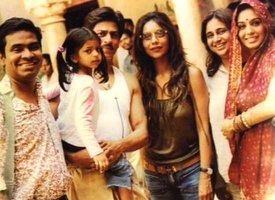 SRK's lovely moments with baby Suhana, Gauri and Rani Mukerji from sets of Paheli