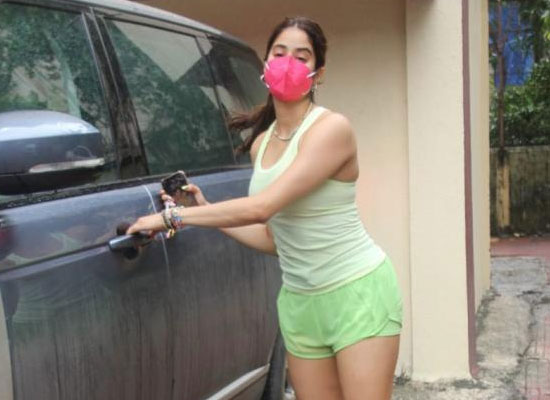 Janhvi Kapoor to start her Pilates Session with proper COVID 19 precautions!