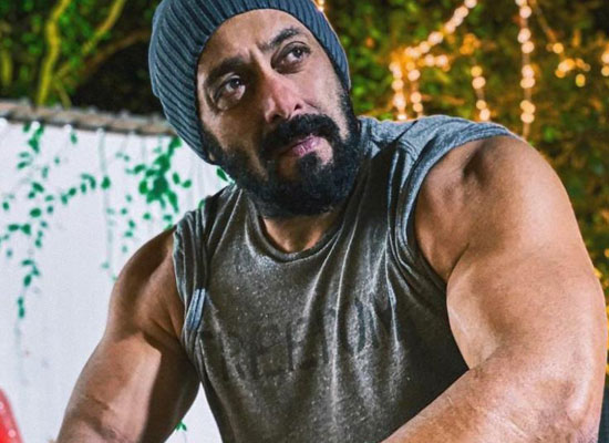 Salman Khan flaunts his muscles in his latest pic!
