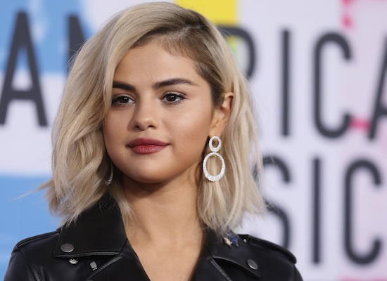 Singer Selena Gomez accused of lip-syncing at AMA!