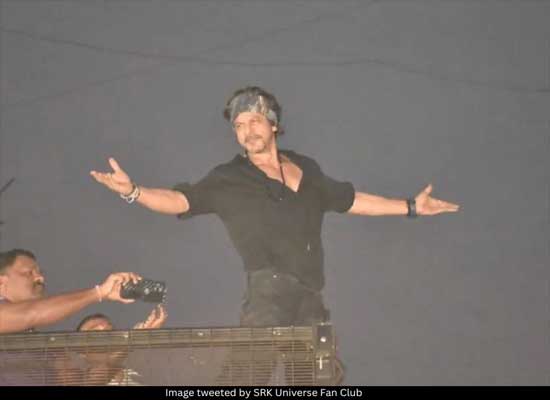 SRK greets sea of fans outside Mannat amid blockbuster run of 'Pathaan'!