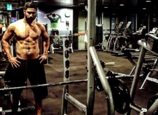 Vicky Kaushal's stunning shirtless throwback pic from the gym!