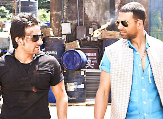 Akshay's National Award win for 'Rustom' reminds Saif of his victory for 'Hum Tum'!