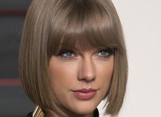 Taylor Swift shocks fans by deleting all posts from her social media accounts!