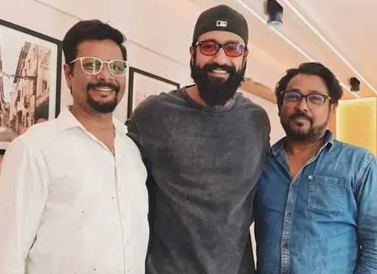 Vicky Kaushal poses with Chhaava team in viral pics!