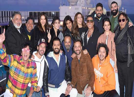 Akshay Kumar starrer Housefull 5's full star cast to pose for a loveable pic during cruise shoot!