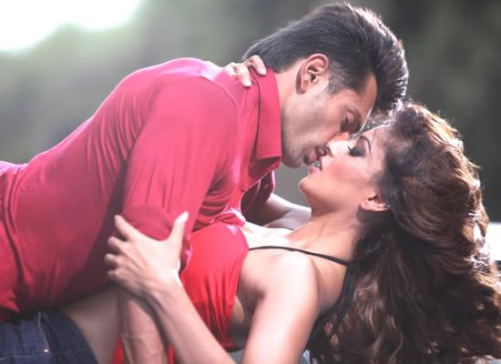Bipasha Basu and Karan Singh Grover's sizzling chemistry in their next 'Alone'!